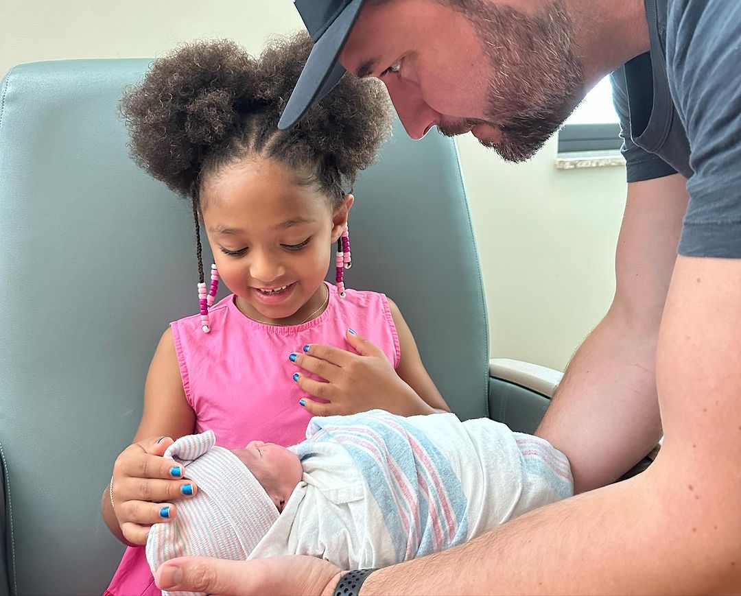 Alexis Ohanian présentant à sa fille Olympia sa nouvelle petite sœur