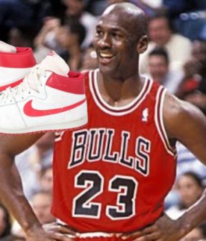 Michael Jordan sur un terrain de baskets et de vieilles sneakers du début de sa carrière dédicacées mises aux enchères // Source : Capture d'écran du site de vente aux enchères Goldin / Capture d'écran YouTube de la NBA
