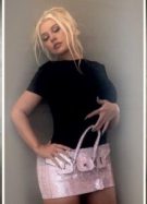 Christina Aguilera porte un sac en guise de jupe, et tout est écourté // Source : Capture d'écran instagram