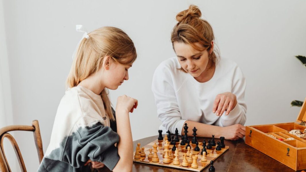 Deux femmes en train de jouer aux échecs sur une table // Source : Karolina Grabowska de Pexels