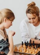 Deux femmes en train de jouer aux échecs sur une table // Source : Karolina Grabowska de Pexels