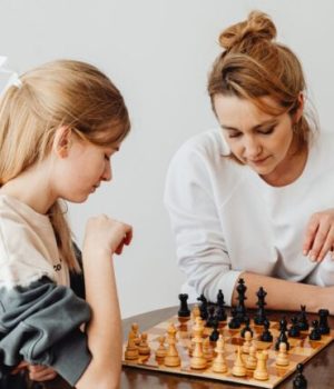 Deux femmes en train de jouer aux échecs sur une table // Source : Karolina Grabowska de Pexels