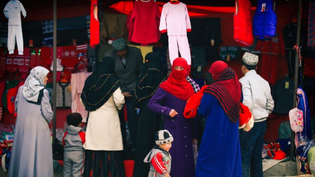 Des personnes Ouighours sur un marché à Xinjiang // Source : liuguangxi de pixabay