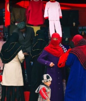 Des personnes Ouighours sur un marché à Xinjiang // Source : liuguangxi de pixabay