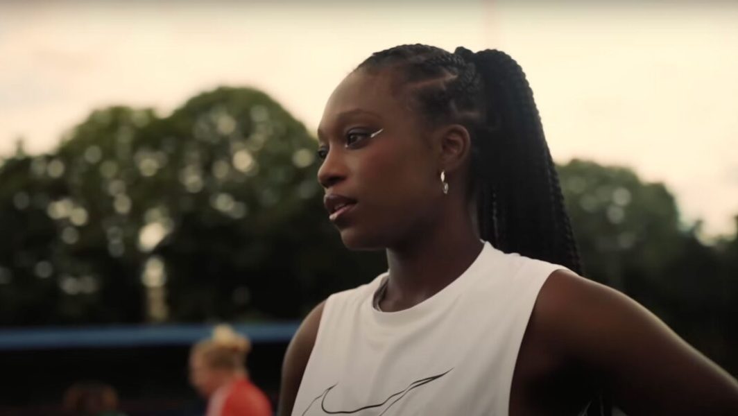 La rappeuse Juste Shani sur un terrain de football dans le clip « Joga Bonito », hymne officieux de la Coupe du Monde féminine de Football 2023 // Source : Capture d'écran YouTube