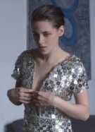Kristen Stewart en train d'essayer une robe dans le film Personal Shopper d'Olivier Assayas // Source : Les films du Losange