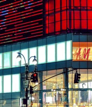 La devanture d'une boutique H&M la nuit // Source :  Ibrahim Boran de Pexels