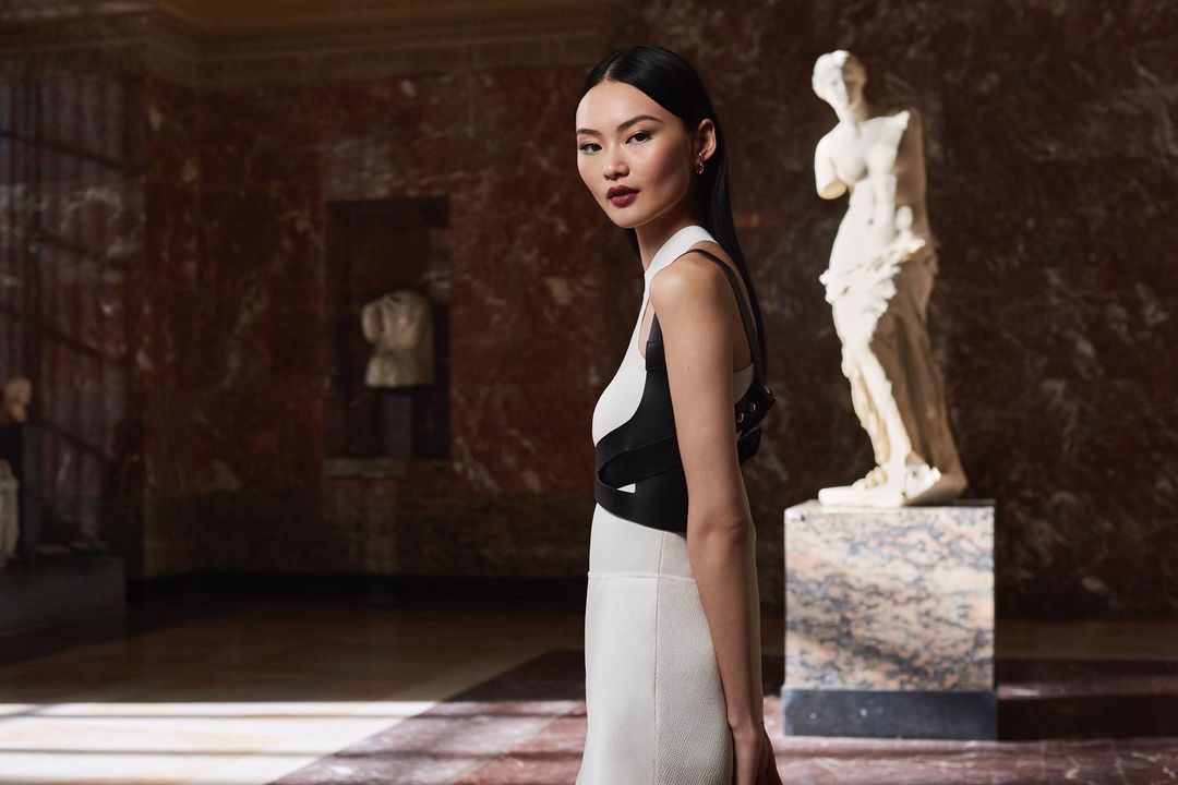 He Cong et La Vénus de Milo pour Lancôme x Le Louvre // Source : Lancôme x Le Louvre