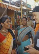 Karl Sanchez alias Nicky Doll avec des personnes Hijras en Inde dans la série-documentaire Les voyages de Nicky // Source : Capture d'écran france.tv