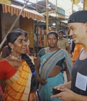 Karl Sanchez alias Nicky Doll avec des personnes Hijras en Inde dans la série-documentaire Les voyages de Nicky // Source : Capture d'écran france.tv