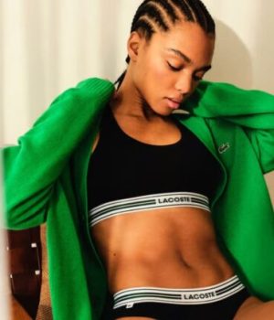 Une femme en gilet vert, brassière et culotte Lacoste // Source : Lacoste Une femme en gilet vert, brassière et culotte Lacoste // Source : Lacoste