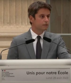 Le ministre de l'Éducation Gabriel Attal lors de sa conférence de presse de rentrée scolaire le 28 août 2023 à l'Élysée // Source : Capture d'écran YouTube