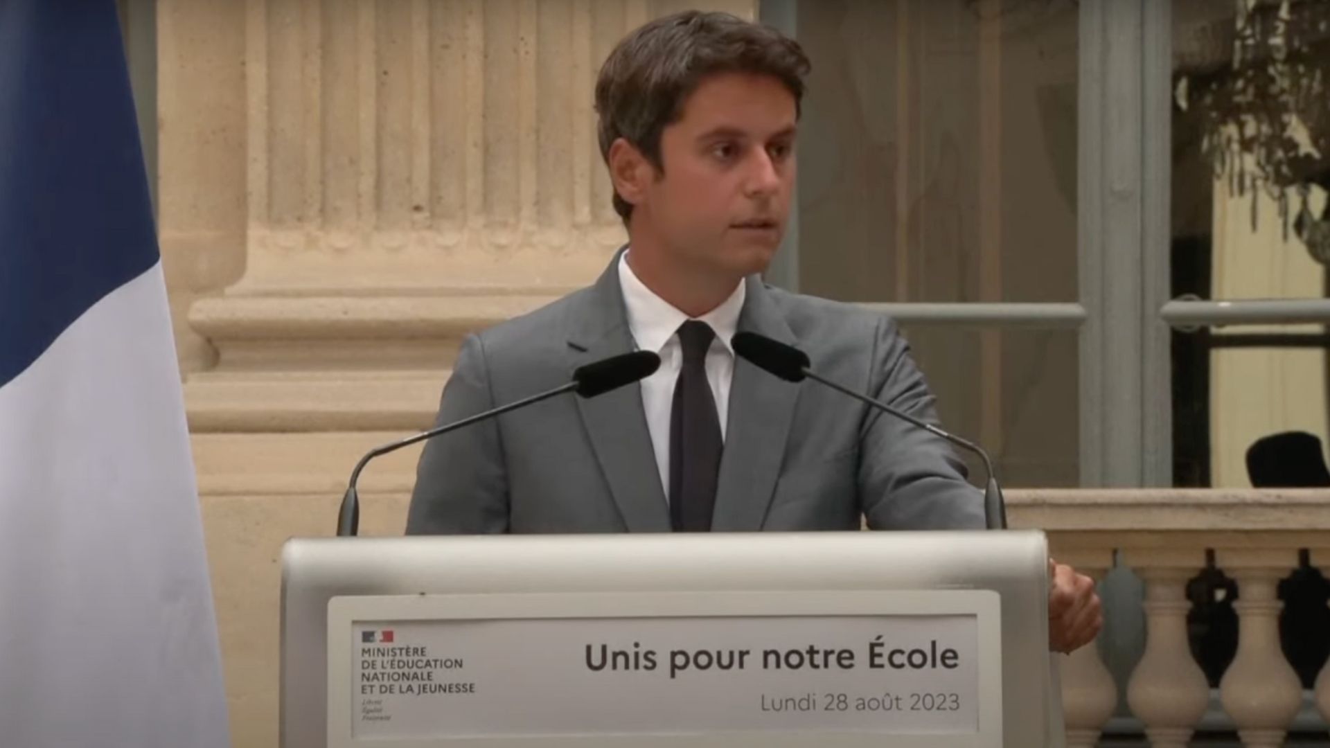 Le ministre de l'Éducation Gabriel Attal lors de sa conférence de presse de rentrée scolaire le 28 août 2023 à l'Élysée // Source : Capture d'écran YouTube