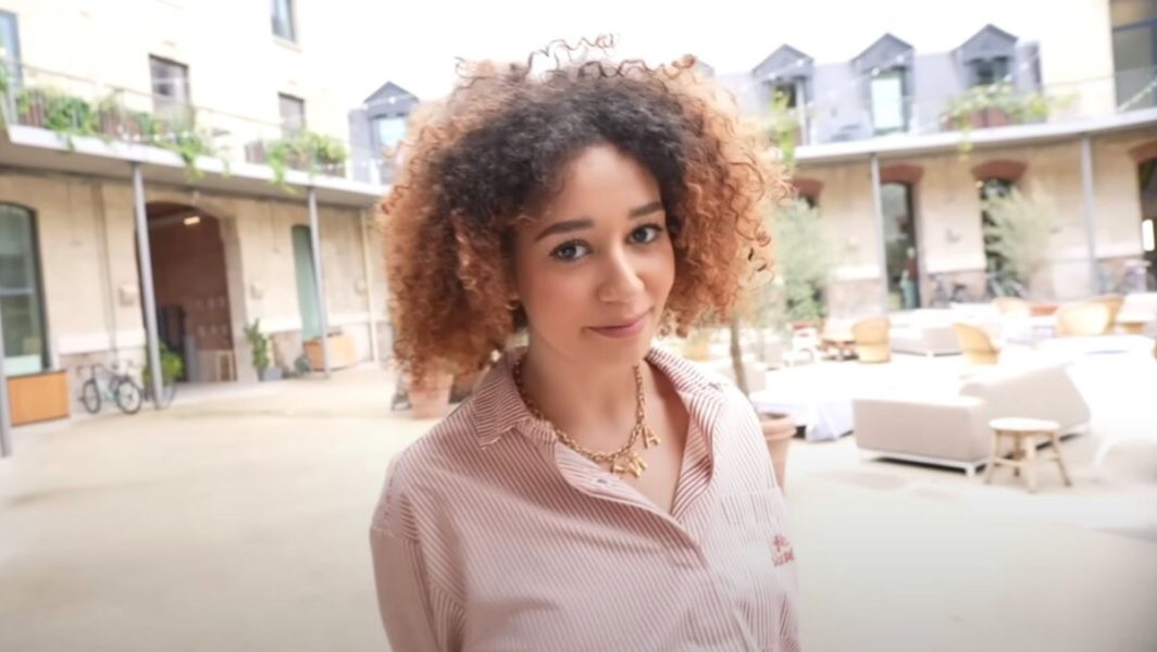 Lena Mahfouf raconte la création de son nouveau pop-up store à La Caserne pour août 2023, dans un vlog YouTube publié le 30 juillet 2023 // Source : Capture d'écran YouTube