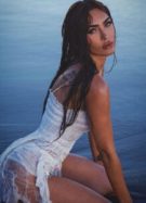 Megan Fox pose en petite robe blanche sur une plage abandonnée // Source : Capture d'écran Instagram
