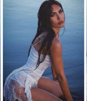 Megan Fox pose en petite robe blanche sur une plage abandonnée // Source : Capture d'écran Instagram