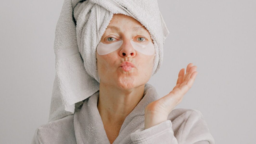 Femme qui prend soin de sa peau grâce au collagège // Source : Anna Shvets/Pexels