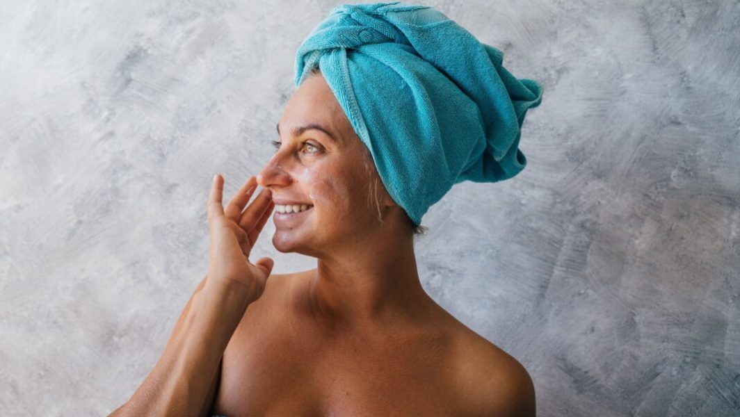 Femme qui prend soin de sa peau grâce au collagège // Source : Pexels/Andrea Piacquadio