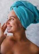 Femme qui prend soin de sa peau grâce au collagège // Source : Pexels/Andrea Piacquadio