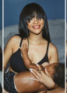 Rihanna présente un des nouveaux soutiens-gorges d'allaitement de sa marque de lingerie Savage x Fenty avec son premier enfant surnommé RZA // Source : Savage x Fenty