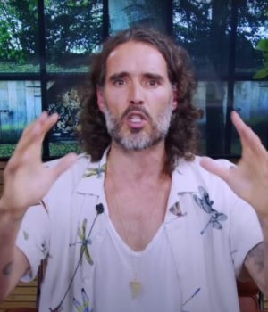 Russell Brand // Source : Capture écran Youtube Russell Brand // Source : Capture écran Youtube