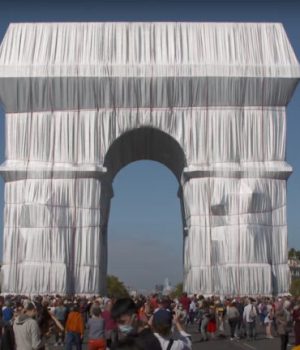 L'Arc de Triomphe empaqueté de Christo et Jeanne-Claude // Source : Capture écran Youtube L'Arc de Triomphe empaqueté de Christo et Jeanne-Claude // Source : Capture écran Youtube