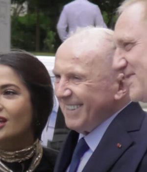 Salma Hayek, François Pinault et François-Henri Pinault à l'inauguration de la fondation Pinault le 19 mai 2021 // Source : Capture d'écran YouTube