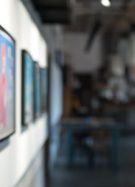 Une femme admire un tableau dans une galerie d'art contemporain // Source : guruXOOX de Getty Images