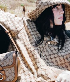 Billie Eilish pose pour le nouveau sac Gucci vegan // Source : Gucci