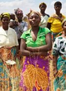Habitants d'un village au Malawi dans lequel oeuvre l'ONG CARE France // Source : CARE France
