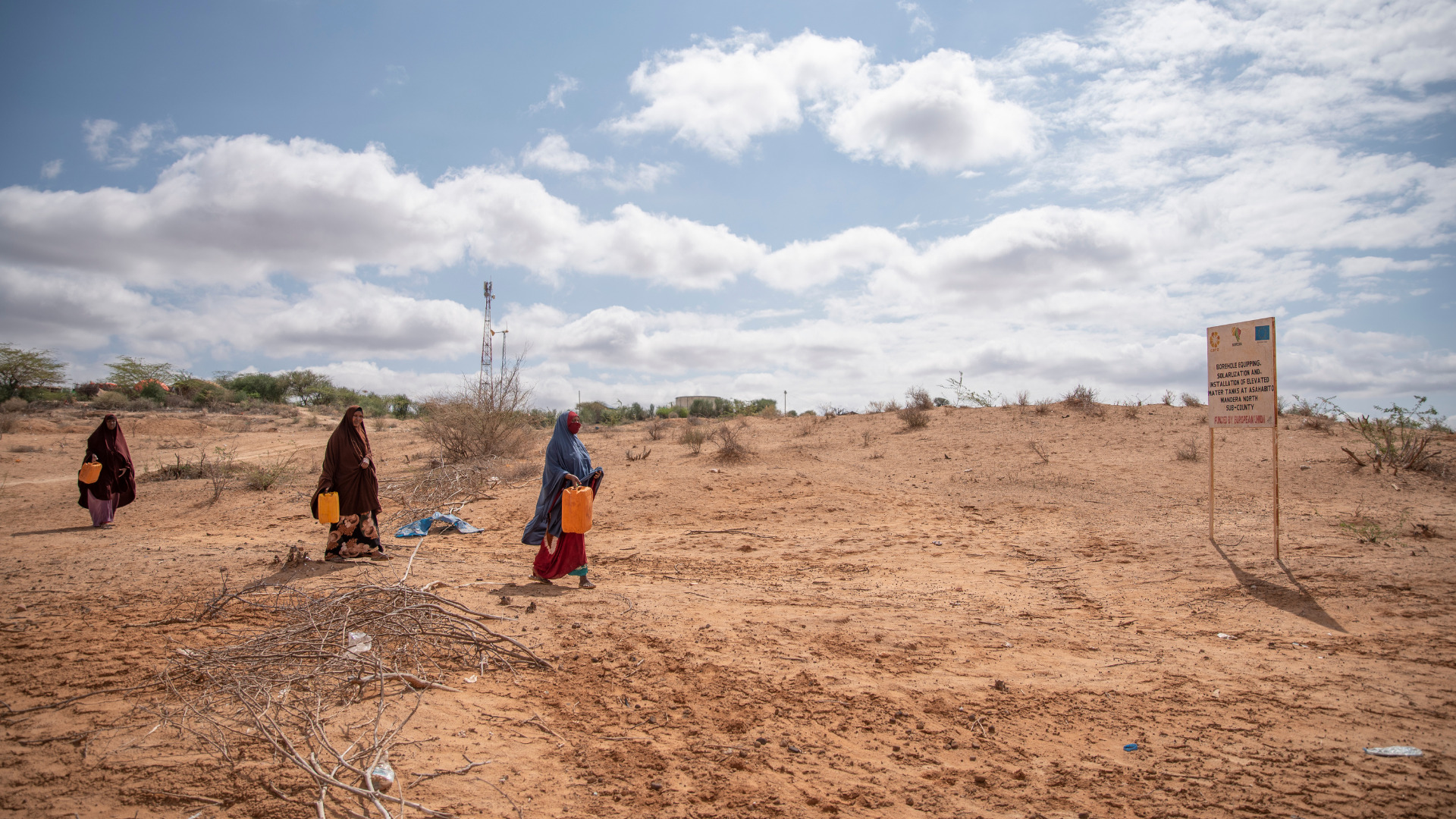 Photo de femme allant chercher de l'eau pour leurs famille au Kenya // Source : CARE France