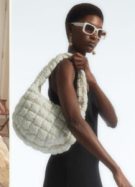 Depuis qu'il a été porté par Jennie du groupe de K-Pop Blackpink, ce sac matelassé en polyester recyclé COS s'arrache comme des petits pains // Source : Capture d'écran Instagram / COS / Capture d'écran TikTok