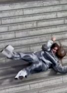 Cette mannequin chute violemment dans les escaliers, et c'est la dernière pub virale de Marc Jacobs // Source : Capture d'écran Instagram