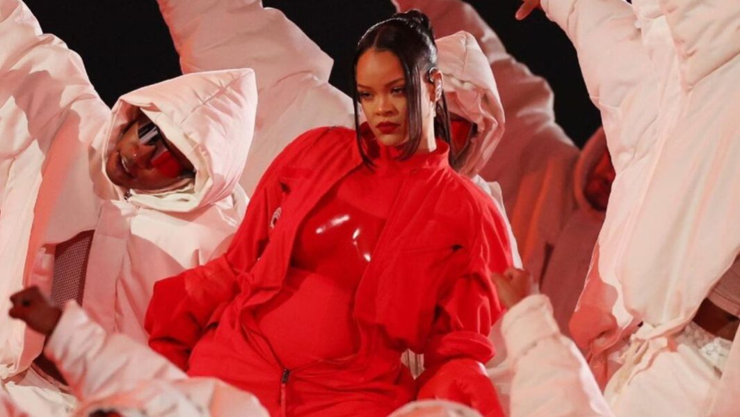 La combi rouge Loewe de Rihanna au SuperBowl est enfin disponible à la vente : devinez son prix… // Source : Capture d'écran Instagram