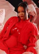 La combi rouge Loewe de Rihanna au SuperBowl est enfin disponible à la vente : devinez son prix… // Source : Capture d'écran Instagram