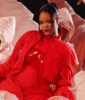 La combi rouge Loewe de Rihanna au SuperBowl est enfin disponible à la vente : devinez son prix… // Source : Capture d'écran Instagram