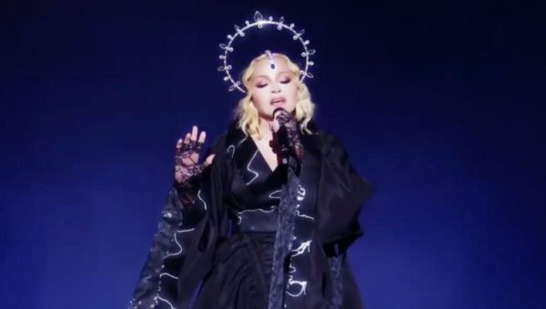 Madonna entame sa nouvelle tournée, entre nostalgie, couacs sonores et messages de paix // Source : Capture d'écran Twitter
