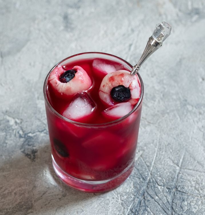 Un diabolo grenadine avec des faux yeux en fruits