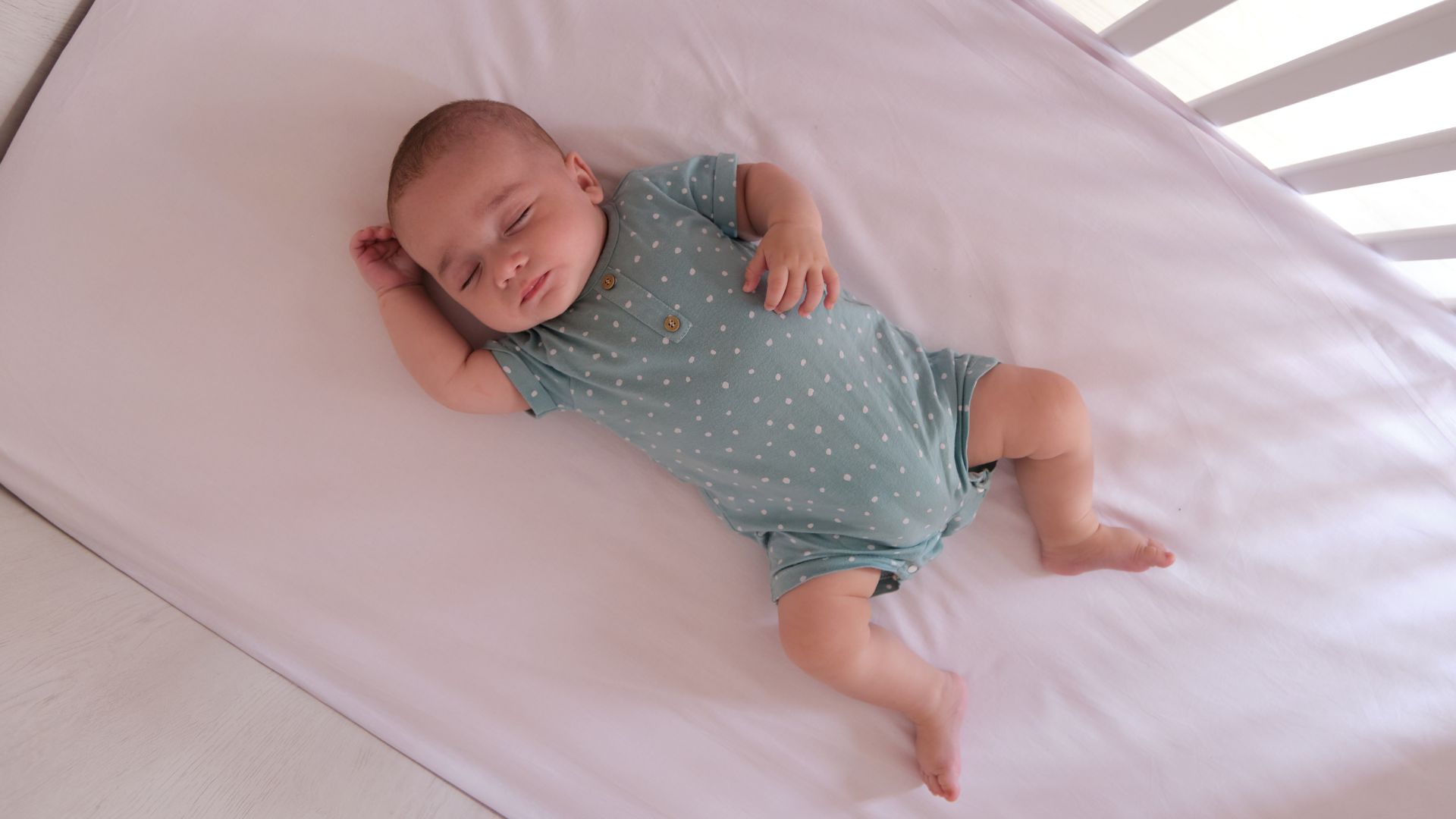 Voici LA technique pour passer un bébé endormi dans les bras à son lit (et sans le réveiller