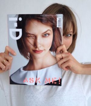 Karlie Kloss posant avec sa couverture du magazine i-D en janvier 2013 // Source : Capture d'écran instagram de Karlie Kloss