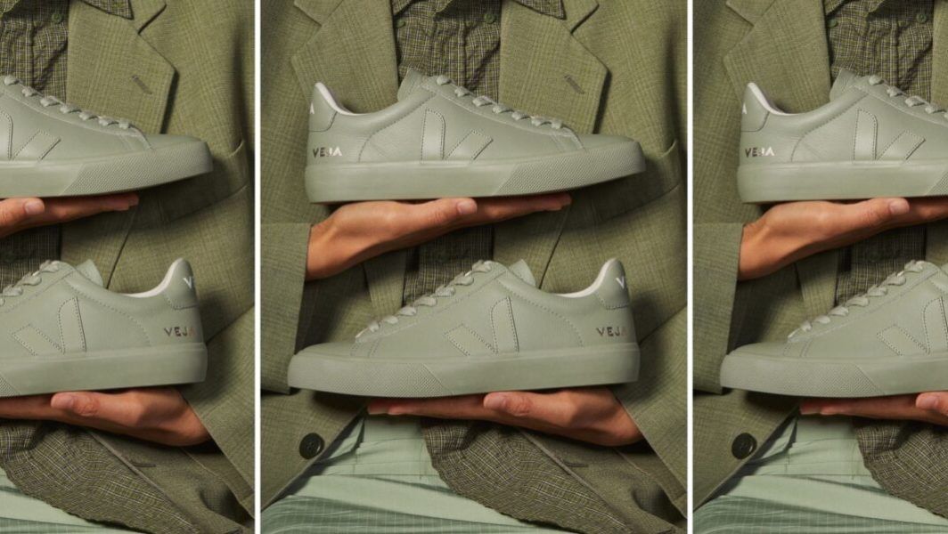 Une paire de sneakers vert sauge de la marque VEJA // Source : VEJA