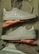 Une paire de sneakers vert sauge de la marque VEJA // Source : VEJA