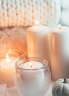 Voici 7 bougies parfumées pour grotter chez soi bien au chaud // Source : Alena Ozerova 