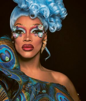 La couverture du livre "Drag - un art queer qui agite le monde" de Apolline Bazin // Source : Adam Ouahmane / Queen, The Vixen