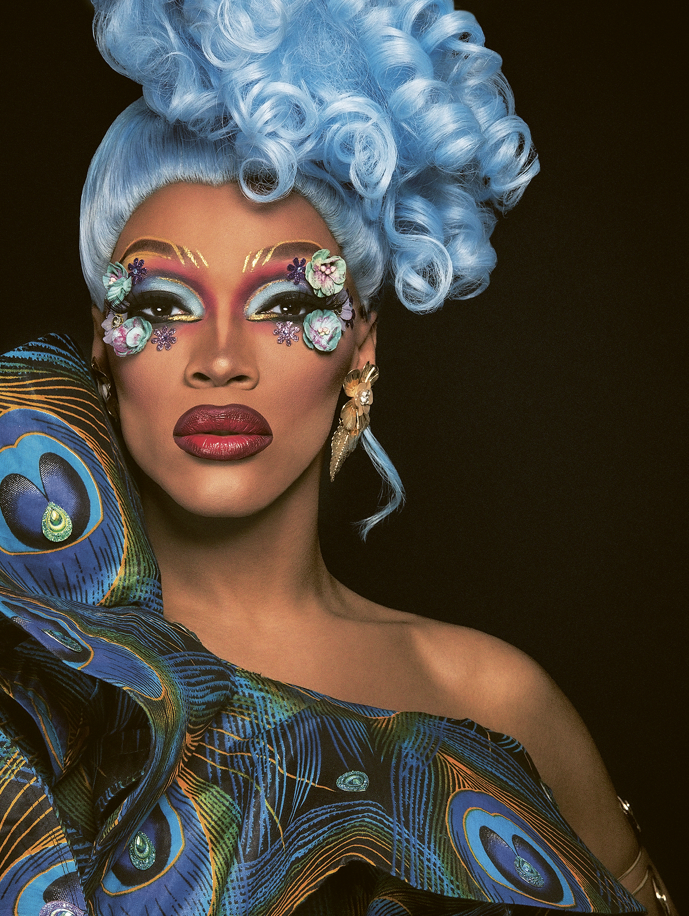 La couverture du livre "Drag - un art queer qui agite le monde" de Apolline Bazin // Source : Adam Ouahmane / Queen, The Vixen