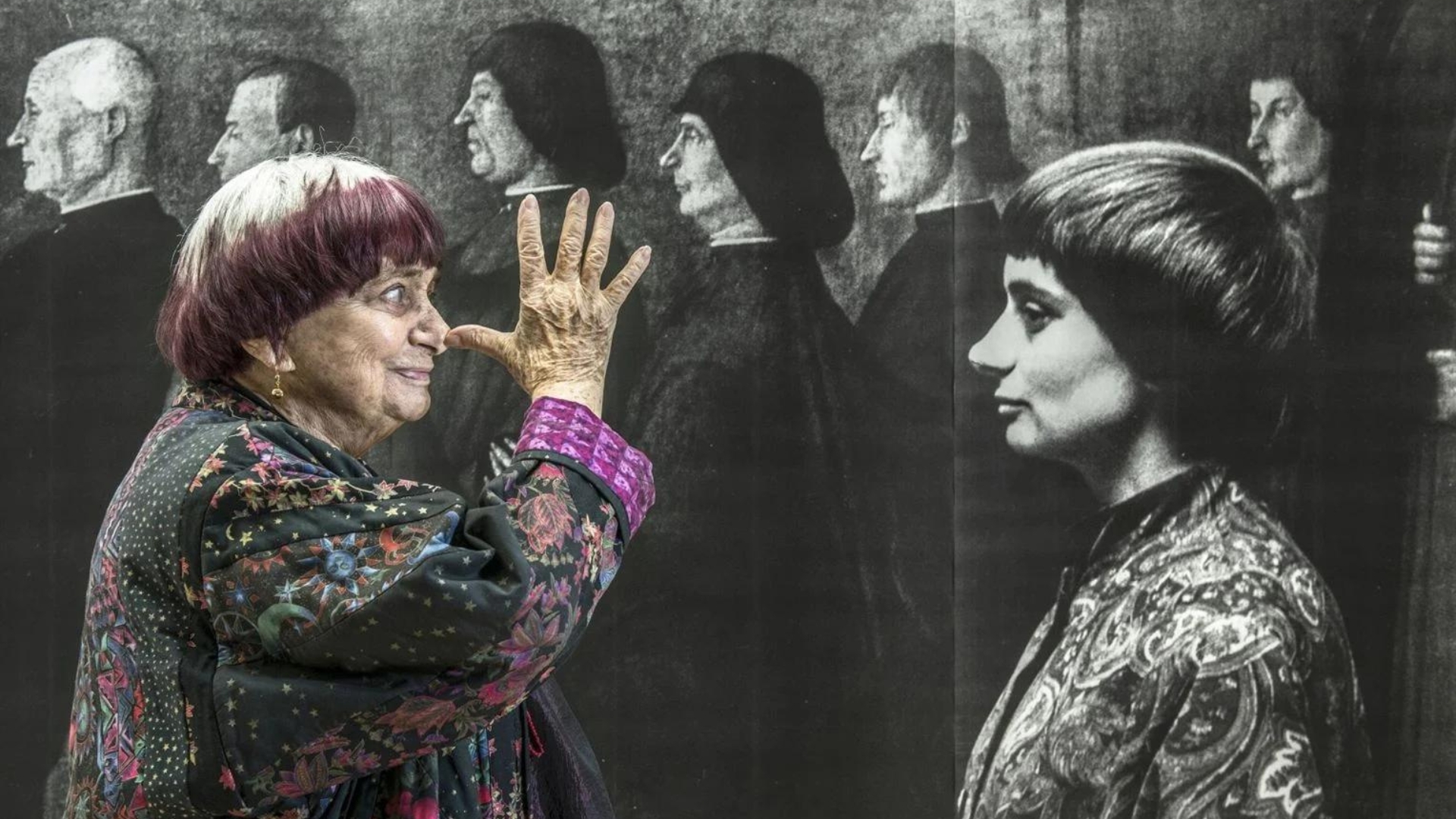 Agnès Varda // Source : Agnès Varda en 2015 devant son autoportrait de 1960. Photographie : JR et Agnès Varda © ciné-tamaris - JR