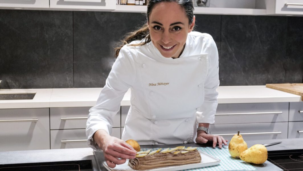 La recette de la bûche choco-poire à petit prix de Nina Métayer pour Deliveroo et le Secours populaire // Source : Charlotte Chateau