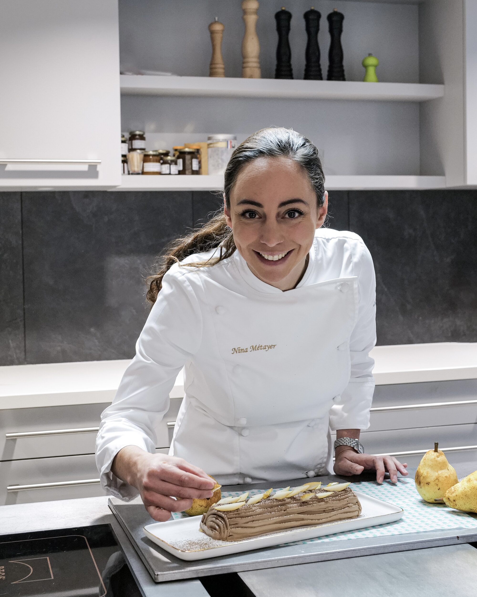 La recette de la bûche choco-poire à petit prix de Nina Métayer pour Deliveroo et le Secours populaire // Source : Charlotte Chateau