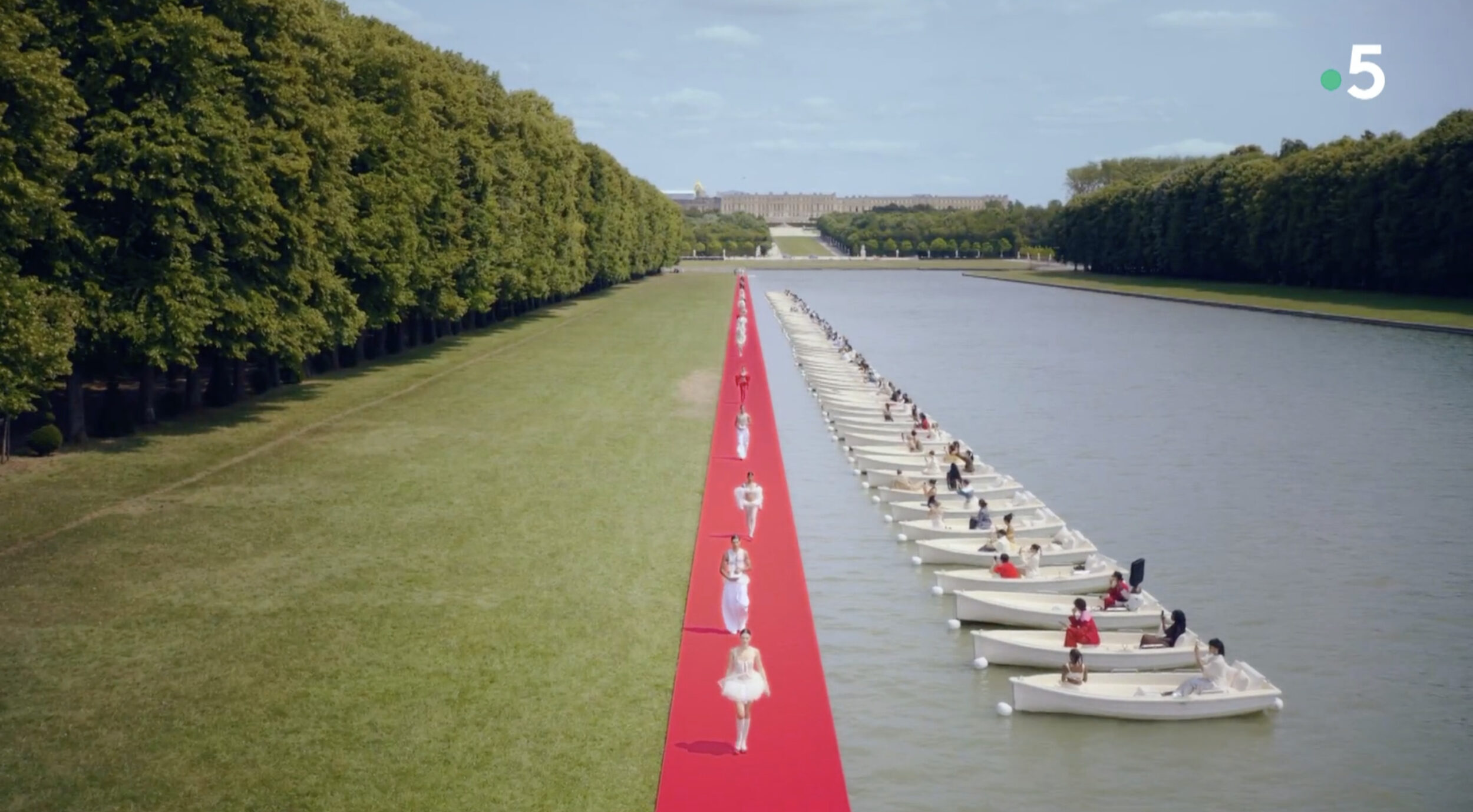 Le défilé Jacquemus « Le Chouchou » a eu lieu dans les jardins du Château de Versailles, le 26 juin 2023