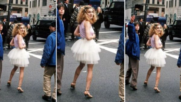 Le personnage de Carrie Bradshaw, jouée par Sarah Jessica Parker, dans le générique de la série Sex And The City // Source : Sex And The City